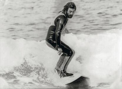 Iñigo Letamendia, en la fotografía entre las olas del Cantábrico, fue uno de los integrantes de Casa Lola, un caserío surfista en Loredo (Cantabria). Allí se fabricaron las primeras tablas españolas en serie. Y fue el germen de la prestigiosa marca Pukas.