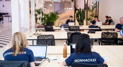 Dos mujeres en las instalaciones de Ironhack.