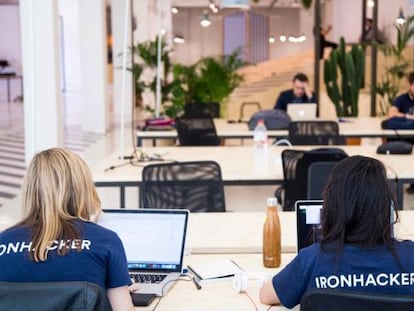 Dos mujeres en las instalaciones de Ironhack.