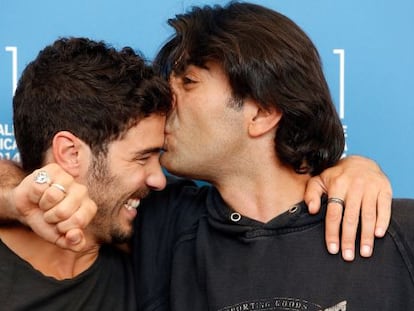 Fatih Akin, a la derecha, besa al actor Tahar Rahim durante la presentación en Venecia de 'The cut'.