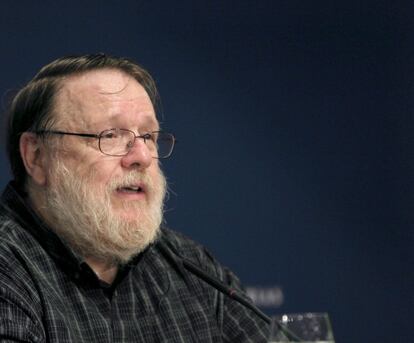 Raymond Tomlinson, considerado el padre del correo electrónico y el creador del símbolo de arroba (@).