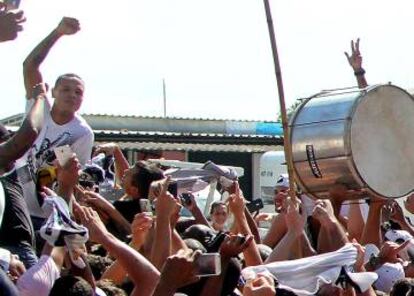 Luís Fabiano foi recebido com festa no hangar do aeroporto Santos Dumont.