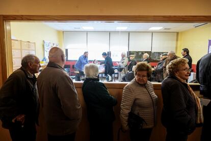 Ambiente electoral en el colegio Montecarmelo, en Madrid.