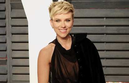 La actriz Scarlett Johansson a su llegada a la tradicional fiesta de Vanity Fair tras la 89 edici&oacute;n de los &Oacute;scar en Beverly Hills, California. 