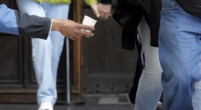 Una persona pide limosna en el centro de Valencia.