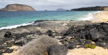 El islote de Montaña Clara, a la izquierda, visto desde la playa de Las Conchas de La Graciosa.