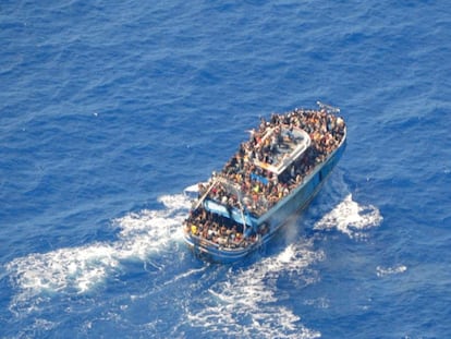 Imagen del barco pesquero cargado de inmigrantes que naufragó frente a la costa griega el 14 de junio