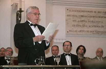 Víctor Nieto Alcaide, durante la lectura de su discurso.