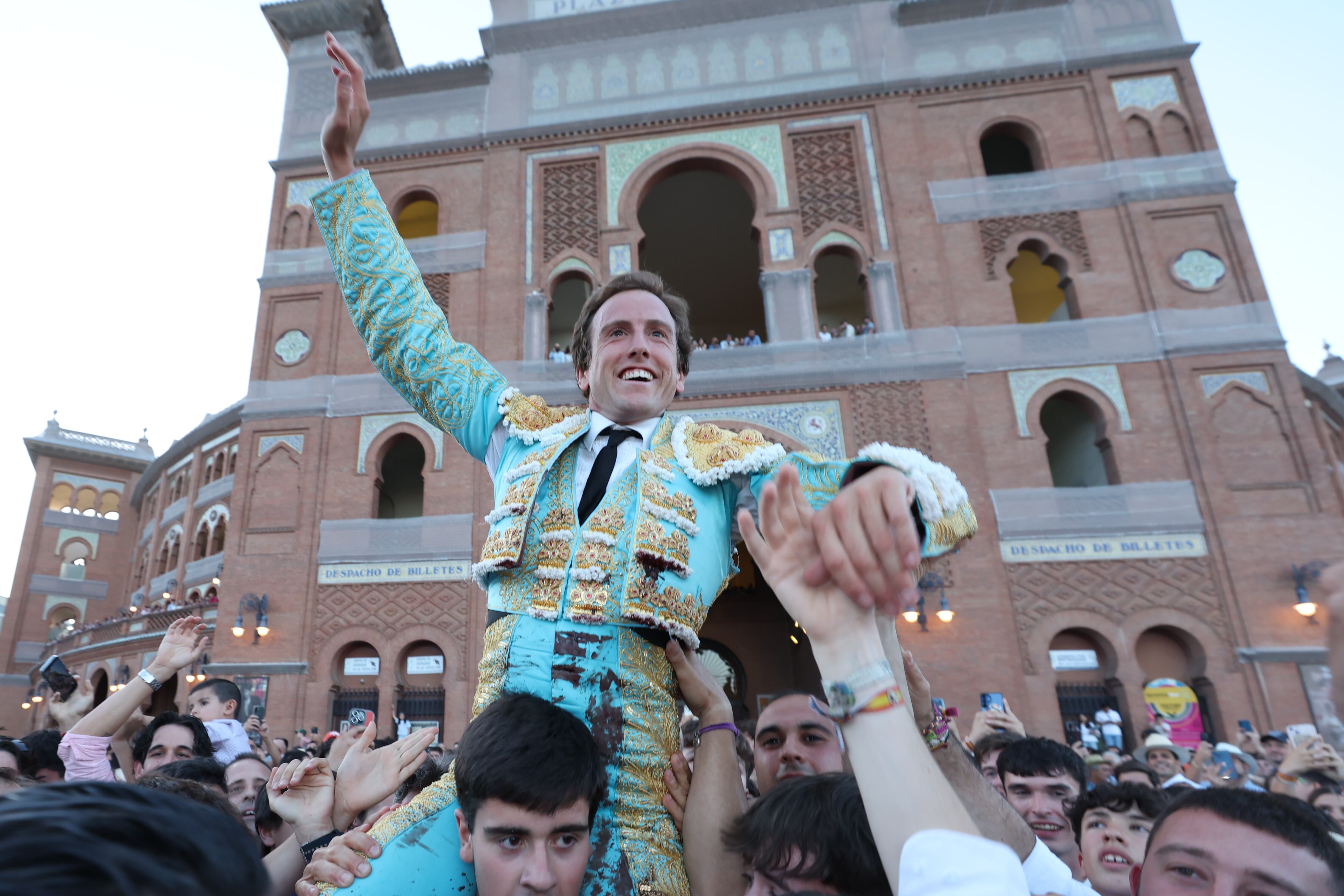 Román, vibrante Puerta Grande con un victorino de bandera