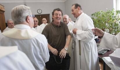 Juan Kruz Mendizabal, ex vicario general de la diócesis de Gipuzkoa, rodeado por otros sacerdotes.