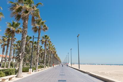 En invierno, el paseo marítimo que conecta las playas de la Malvarrosa y las Arenas es perfecto para caminar, pedalear o relajarse en una terraza con vistas al Mediterráneo.