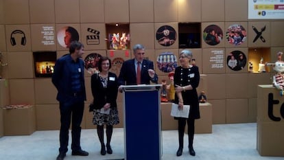 A la izquierda, Ibai Iriarte, alcalde de Tolosa, el edil de la localidad Iñaki Irazabalbeitia e Idoya Otegui, directora del Topic (derecha), durante la inauguración de la exposición en el Parlamento europeo.