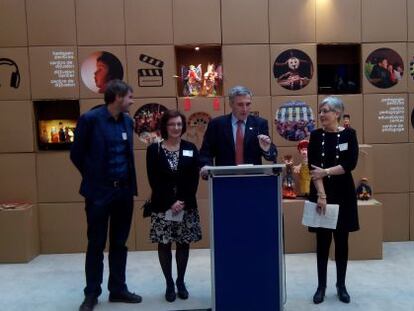 A la izquierda, Ibai Iriarte, alcalde de Tolosa, el edil de la localidad Iñaki Irazabalbeitia e Idoya Otegui, directora del Topic (derecha), durante la inauguración de la exposición en el Parlamento europeo.