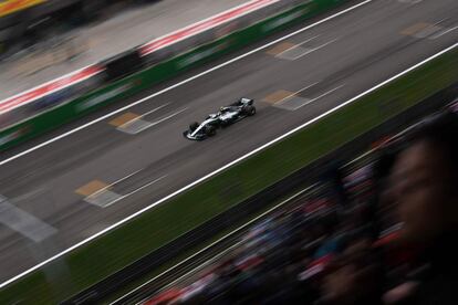 El piloto finlandés Valtteri Bottas conduce su coche durante la carrera.
