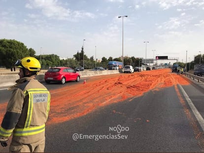 La carretera ha quedado cubierta de un manto de tomate.