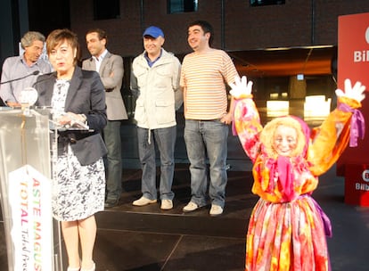 La concejal de Fiestas de Bilbao, Isabel Sánchez Robles, a la izquierda, ayer en Bilbao.