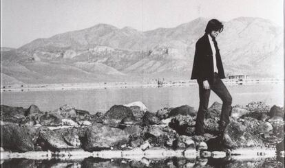 Robert Smithson, 'City Walks' (años sesenta). El andar, solía decir Smithson, condiciona la mirada, y ésta a su vez el andar, hasta tal punto que parece que sólo los pies son capaces de mirar. Invocando la entropía del no lugar, artistas del land art como Smithson o Richard Long hablan de la experiencia del paisaje basada en el desplazamiento.