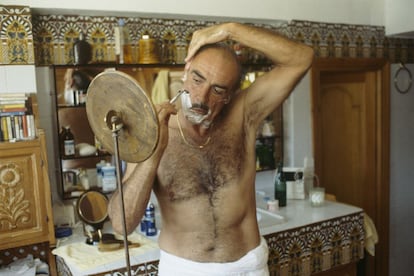El actor escoc&eacute;s sir Sean Connery se afeita en el ba&ntilde;o de su casa de Marbella ( M&aacute;laga) en septiembre de 1983. 