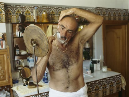 El actor escocés Sean Connery se afeita en el baño de su casa de Marbella en septiembre de 1983.