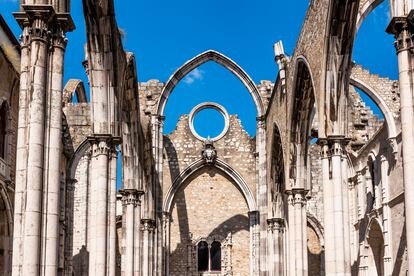 Ruinas del Convento do Carmo, en la Baixa, destruido por el terremoto que arrasó Lisboa en 1755. 