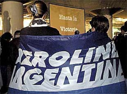 Un grupo de empleados de Aerolíneas se manifiesta en el aeropuerto Jorge Newbury de Buenos Aires.