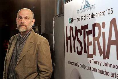 El actor John Malkovich, ante el cartel de su montaje teatral de la obra de Terry Johnson <i>Hysteria.</i>