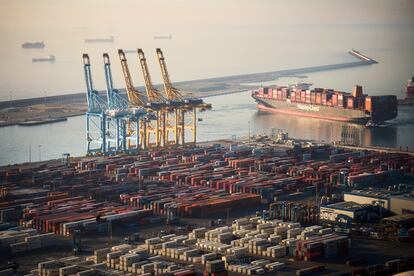 Un buque de carga lleno de contenedores sale de la terminal de carga del puerto de Barcelona, ​​el martes 8 de abril de 2025.