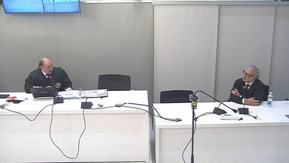 Desde la izquierda, el fiscal Miguel Serrano y el acusado Francisco Menéndez, durante el interrogatorio al empresario en el segundo juicio del 'caso Villarejo', este lunes en la Audiencia Nacional.