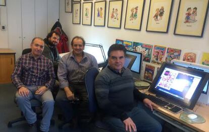 Los dibujantes Juan Plaza, Álvaro Flores, Luis Sepúlveda y Sergio González, parte de los caricaturistas de Condorito, en su oficina de Santiago de Chile.