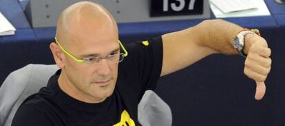 El eurodiputado Raül Romeva, de Los Verdes, vota en contra del tratado ACTA.