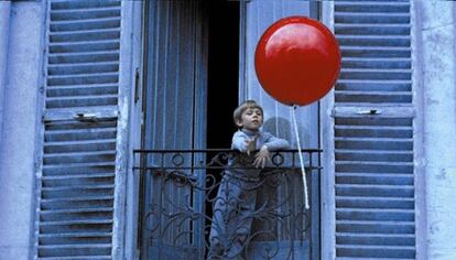 Fotograma de la película 'El globo rojo'  de Albert Lamorisse.