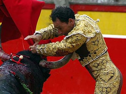 Pepín Liria resultó cogido al entrar a matar al primero de la tarde, al que cortó una oreja.