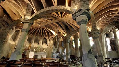 Interior de la cripta de la Colonia G&uuml;ell de Santa Coloma de Cervell&oacute;.