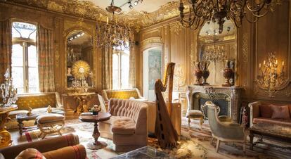 El Salón Proust, lleno de muebles, del Ritz de París.