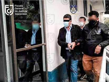 Agentes de la Policía de Investigación detienen a Fidel Kuri en Ciudad de México.