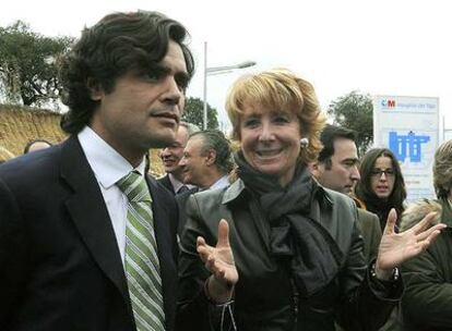 Juan José Güemes y Esperanza Aguirre, en la inauguración del hospital del Tajo, en Aranjuez.