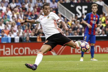 El delantero del Valencia CF Rodrigo Moreno lanza para marcar el segundo gol del equipo frente al FC Barcelona.