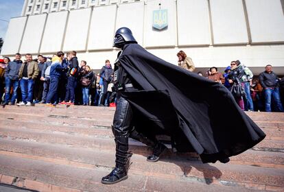 'Darth Vader' cerca al edificio de la Comisión Electoral de Ucrania luego tras ser rechazada su candidatura. El hombre que interpreta el papel del malvado de "La Guerra de las Galaxias" pertenece al Partido de Internet Ucraniano.