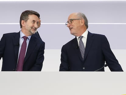 Josu Jon Imaz (consejero delegado) y Antonio Brufau (presidente), en la última junta de accionistas de Repsol.