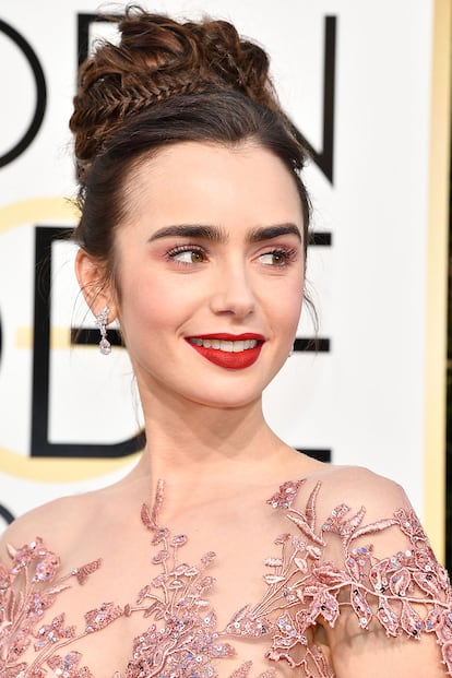 Detalle del moño alto y el maquillaje de Lily Collins.