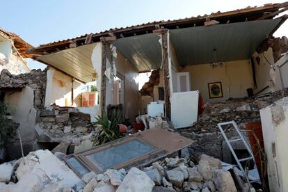 A damaged house is seen at the village of Vrissa on the Greek island of Lesbos, Greece, after a strong earthquake shook the eastern Aegean, June 12, 2017. REUTERS/Giorgos Moutafis