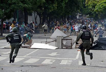 A Guarda Nacional tenta reprimir o protesto