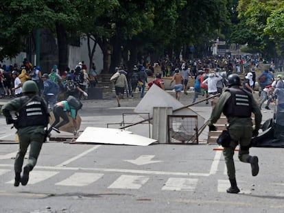 A Guarda Nacional tenta reprimir o protesto