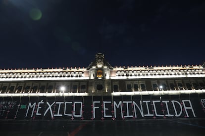 El Palacio Nacional de México durante las manifestaciones del 8 de marzo de 2022.