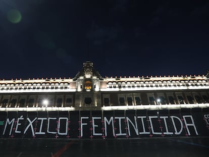 El Palacio Nacional de México durante las manifestaciones del 8 de marzo de 2022.