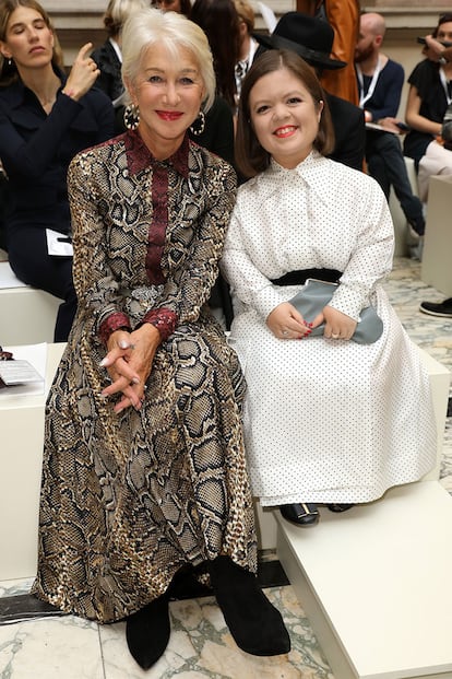 Sinéad Burke en la primera fila del desfile de Victoria Beckham junto a Hellen Mirren.