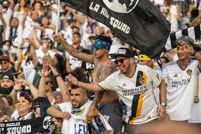 Seguidores del equipo Los Angeles Galaxy, durante un partido de liga contra el Los Angeles FC, el 9 de abril de 2022, en Carson, California.