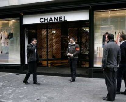 Así quedó la tienda de Chanel en París embestida por un 4x4 en abril de 2016.