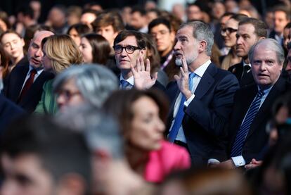 El Rey Felipe VI, acompa?ado por el presidente de la Generalitat, Salvador Illa, durante el acto central del Tour del Talento y proclamacin del premio Princesa de Girona Social 2025 en L'Hospitalet de Llobregat.