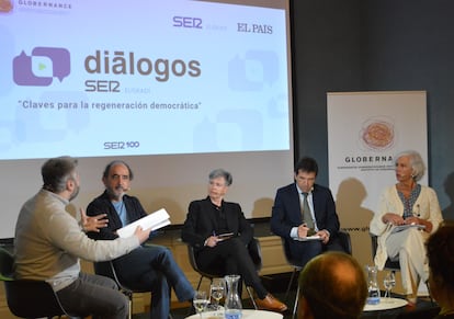 El filósofo Daniel Innerarity, la escritora Luis Etxenike, el jurista Juanjo Álvarez y la jueza Garbiñe Biurrun (de izquierda a derecha) participan en San Sebastián en un debate de la Cadena Ser sobre regeneración democrática moderado por Aimar Bretos.